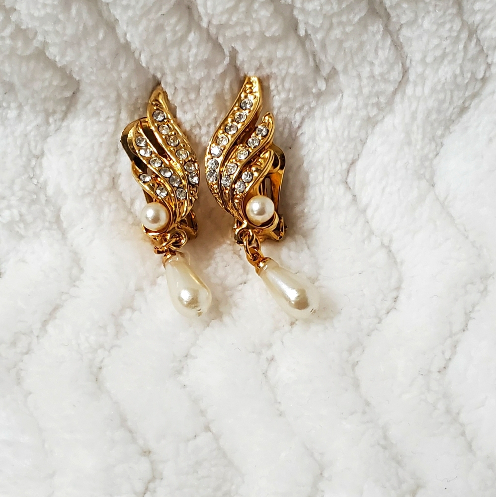 Studs Clip on Earrings in Gold tone